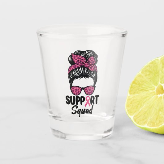 サポート分乱雑Bunピンクの戦士の乳がん ショットグラス (正面)
