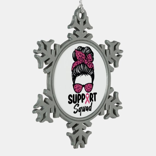 サポート分乱雑Bunピンクの戦士の乳がん スノーフレークピューターオーナメント (左)