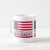 「サポート・デモクラシー」フラグ・メッセージを持つマグカップ コーヒーマグカップ (正面左)