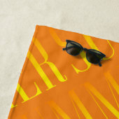 サマーオレンジイエロー名前をカスタムする モノグラムの ビーチタオル (インサイチュ)