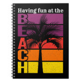 サマーバケーションおもしろいを持つビーチレトロ ノートブック (正面)