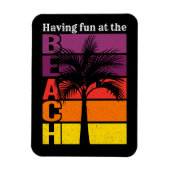 サマーバケーションおもしろいを持つビーチレトロ マグネット (縦)