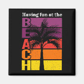 サマーバケーションおもしろいを持つビーチレトロ マグネット (正面)