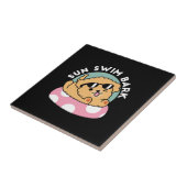 サマービーブスドッグ – サングラスと浮き子犬 タイル (側面)