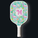 サマー名門私立校風のフラミンゴ | Monogram Pickleball ピックルボールラケット<br><div class="desc">フラミンゴの夏のデザインを名門私立校風の特徴とするピクルボールパドルプリント。名前とイニシャルでパーソナライズできる。背中はピンクと白のを調整しストライプている。</div>