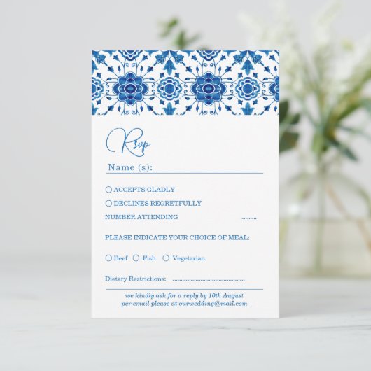サマー地中海のモダンブルーウェディングRSVPカード 出欠カード (スタンド正面)