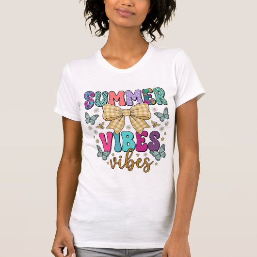 サマー ヴァイブス シャツ、レトロ フラワー 蝶 Tシャツ (正面)