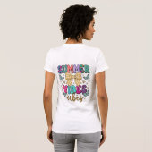サマー ヴァイブス シャツ、レトロ フラワー 蝶 Tシャツ (裏面フル)