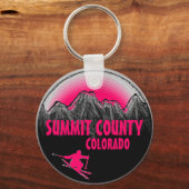 サミットカウンティコロラドピンクスキーヤーキーチェーン キーホルダー (正面)