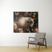 サムエサネコがバラ色の花に囲まれて タペストリー (インサイチュ(横))