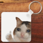 サムズアップOK猫ミームのキーチェーン キーホルダー (裏面)