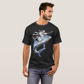 サムライ 猫忍者 サメに乗る Tシャツ (正面フル)