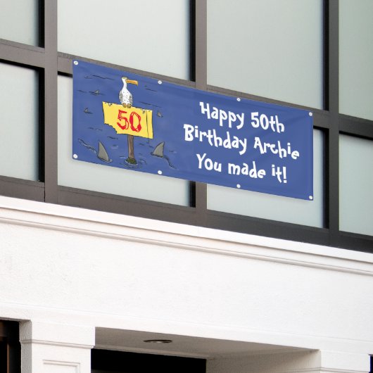 サメおもしろいの旗で囲まれた海鳥 横断幕 (ビルの外側)