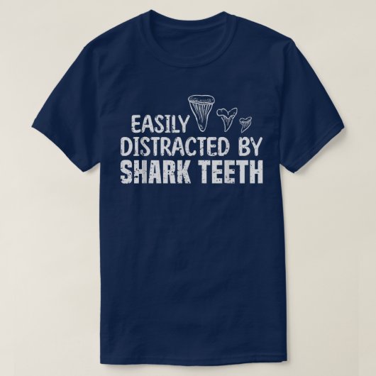 サメおもしろいの歯の化石コールに容易に気を取られる Tシャツ (デザイン正面)
