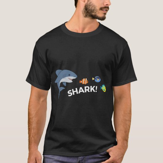 サメから逃げるニモ - サメが小魚を襲う N Tシャツ (正面)