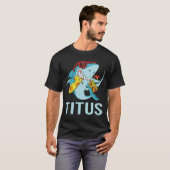 サメがおもしろい - ティタス名 Tシャツ (正面フル)