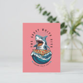 サメがピザを食べる | ホワイトシャークがかぶりつく、最高にうまい一口 ポストカード (スタンド正面)