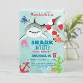 サメが出没した少年プールパーティー誕生日招待状。 招待状 (スタンド正面)