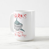 サメが口でハグ Funny Mug コーヒーマグカップ (正面左)