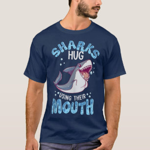 サメが口に入っておもしろい抱き締める Tシャツ