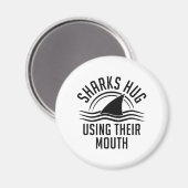サメが口を使って抱き締める マグネット (正面/裏面)