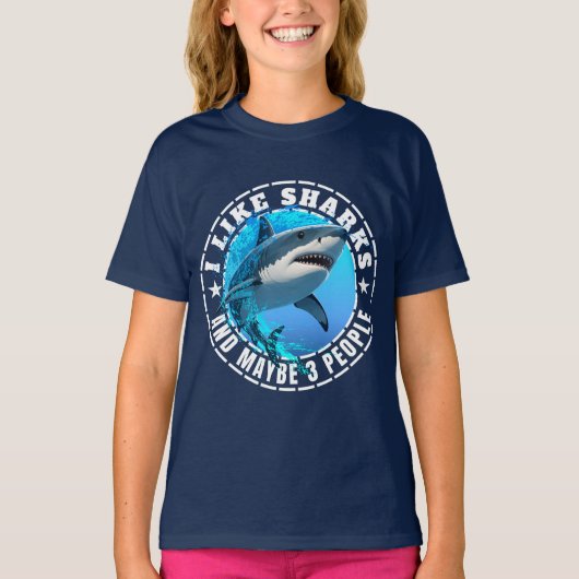 サメが好きな人も＋ひょっとしたら3人も Tシャツ (正面)