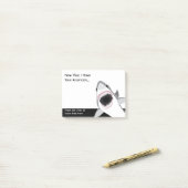 サメが注おもしろい意を引いてメモを取る ポストイット (デスク上)