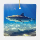 サメが泳ぐ青い海水 セラミックオーナメント (裏面)