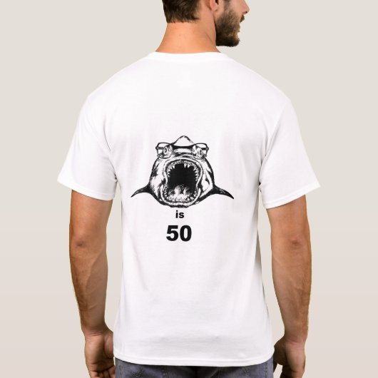 サメが50Tシャツに変わる Tシャツ (裏面)