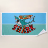 サメでサーフィン ビーチタオル (正面)