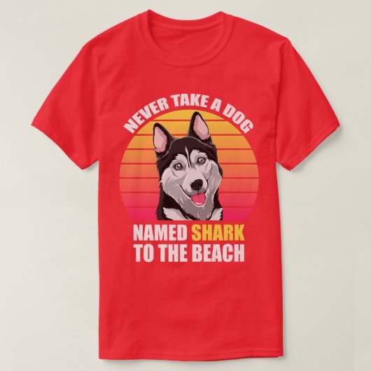 サメという名の犬をビーチに連れて行おもしろいくな Tシャツ (デザイン正面)