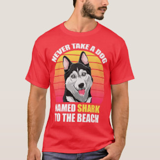 サメという名の犬をビーチに連れて行おもしろいくな Tシャツ