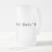 サメとは揺れ、揺れ、揺れる フロストグラスビールジョッキ (正面右)