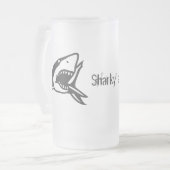 サメとは揺れ、揺れ、揺れる フロストグラスビールジョッキ (正面左)