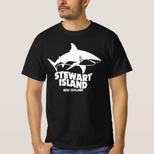 サメと一緒にスキューバダイビング - スチュワート島 Tシャツ (正面)