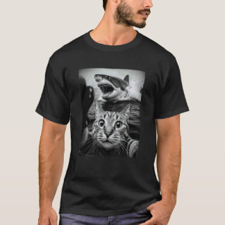 サメと写る猫の面白自撮り Tシャツ