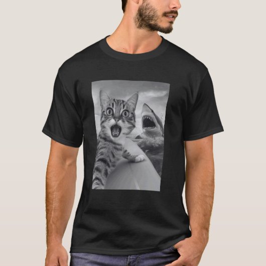 サメと写る猫の面白自撮り Tシャツ (正面)