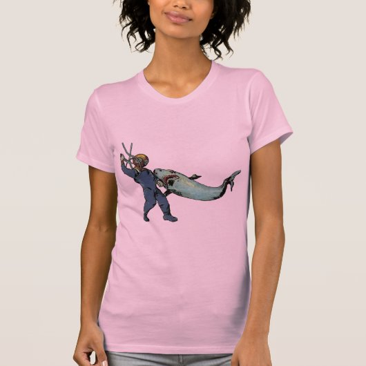 サメと戦うダイビングヘルメット付きヴィンテージダイバー Tシャツ (正面)