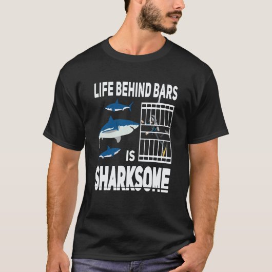 サメと格闘するスクーバダイビングの素晴らしい人生 Tシャツ (正面)