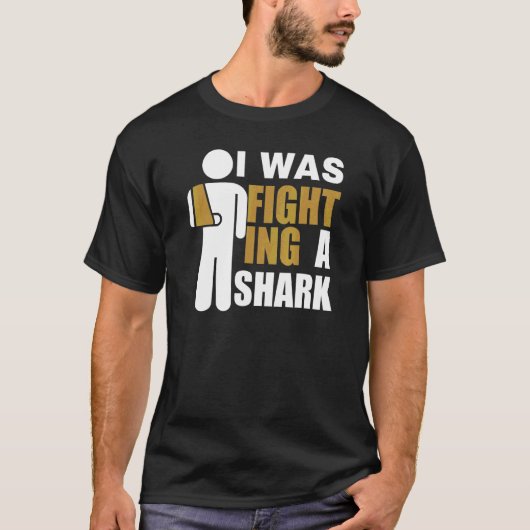 サメと闘って腕を骨折 Tシャツ (正面)
