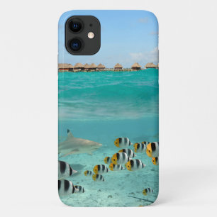 サメと魚を持つ熱帯島 iPhone 11 ケース