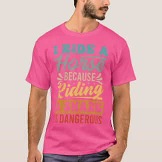 サメに乗るのは危険だから馬に乗る Tシャツ