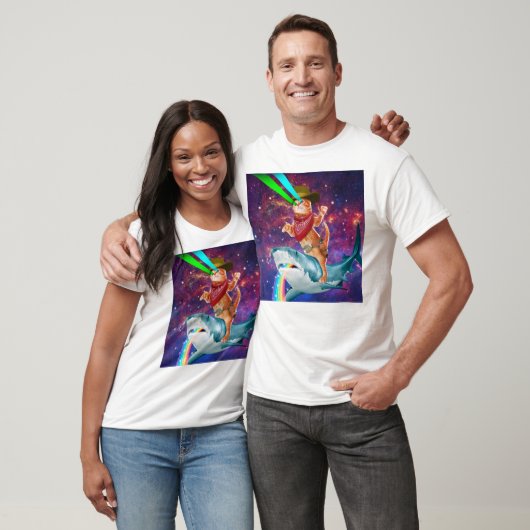 サメに乗るキャットカウボーイが虹を見た Tシャツ (ユニセックス)