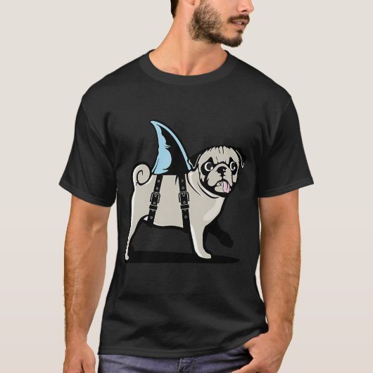 サメに化けたパグ Tシャツ (正面)