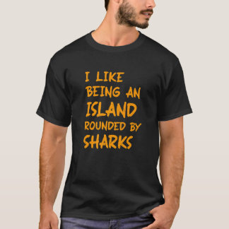 サメに囲まれた島が好き Tシャツ