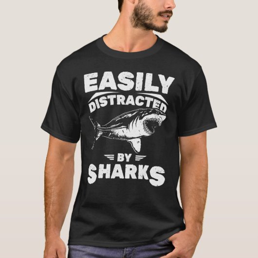 サメに簡単に気を取られるサメ攻撃ユーモア社 Tシャツ (正面)