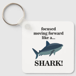 サメのように前進することに焦点を合わせたサメ キーホルダー