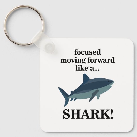 サメのように前進することに焦点を合わせたサメ キーホルダー (正面)