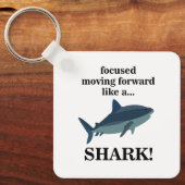 サメのように前進することに焦点を合わせたサメ キーホルダー (正面)