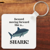 サメのように前進することに焦点を合わせたサメ キーホルダー (裏面)